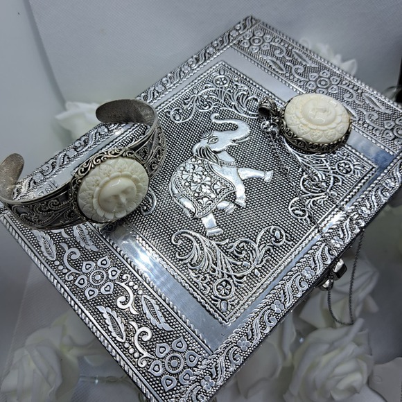 Bali Goddess Carved Cuff Bracelet and Pendant Sterling Silver with Jewelry box - Picture 13 of 13